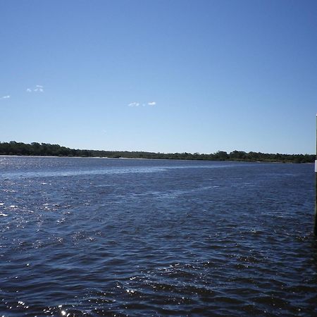 Tin Can Bay'S Sleepy Lagoon Motel Bagian luar foto