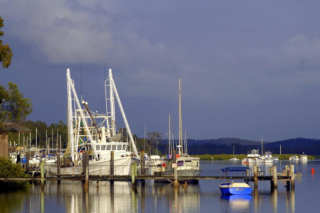 Tin Can Bay'S Sleepy Lagoon Motel Bagian luar foto