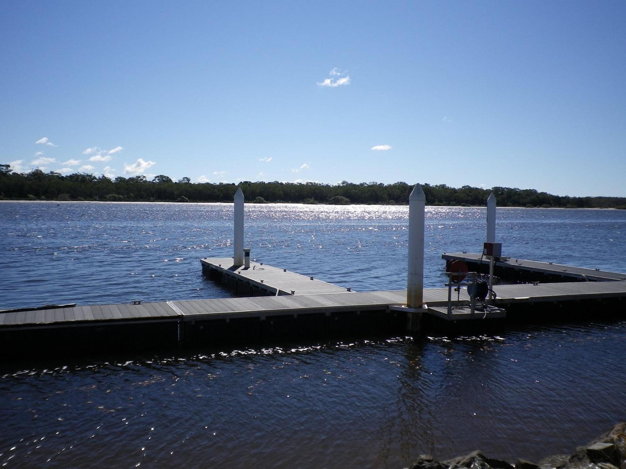 Tin Can Bay'S Sleepy Lagoon Motel Bagian luar foto
