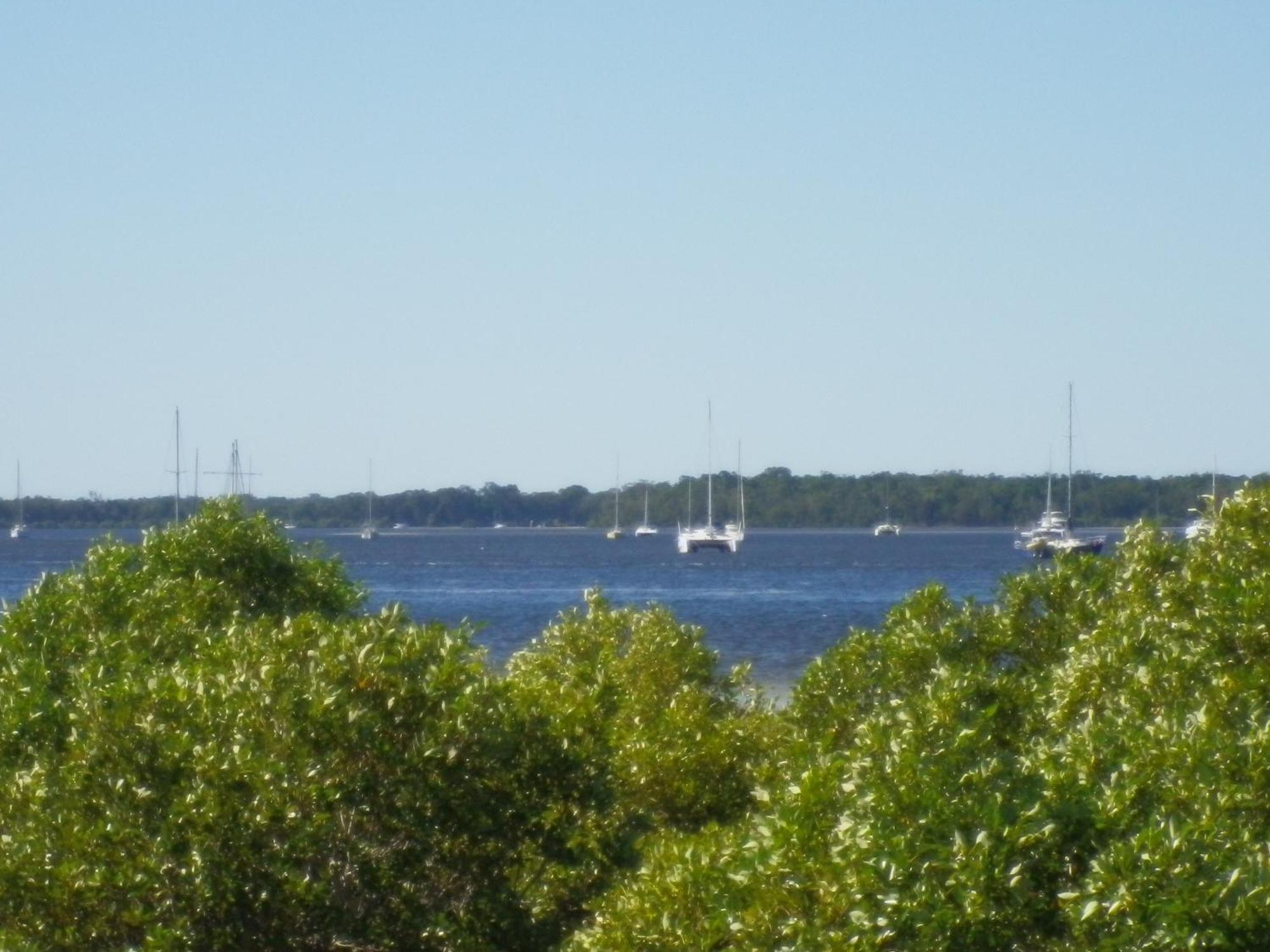 Tin Can Bay'S Sleepy Lagoon Motel Bagian luar foto